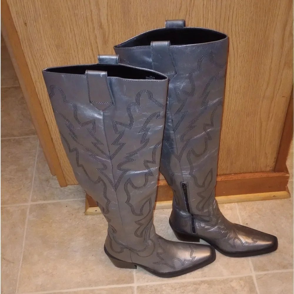 🆕👢🤠Nasty Gal Metallic Embroidered Cowboy Boots